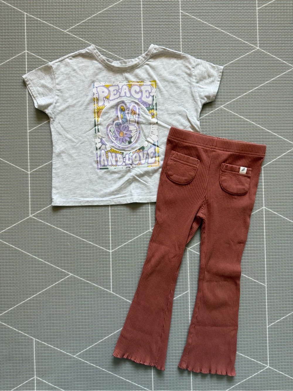 Easy Peasy|Baby girl/toddler set,Gray boxy graphic Tee & ribbed flare leggings•